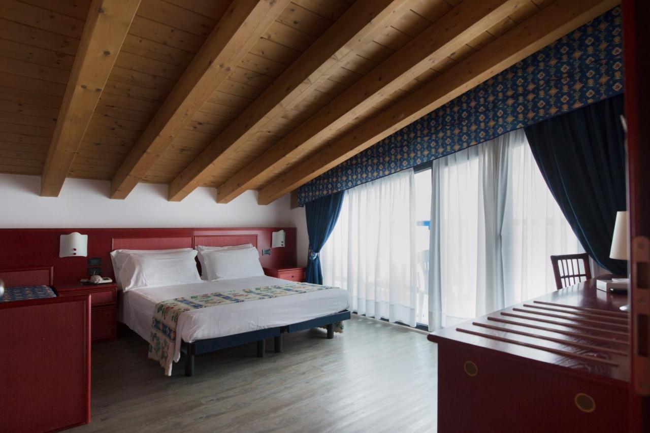 Tweepersoonskamer met 1 of 2 Bedden en Gedeeltelijk Uitzicht op Zee