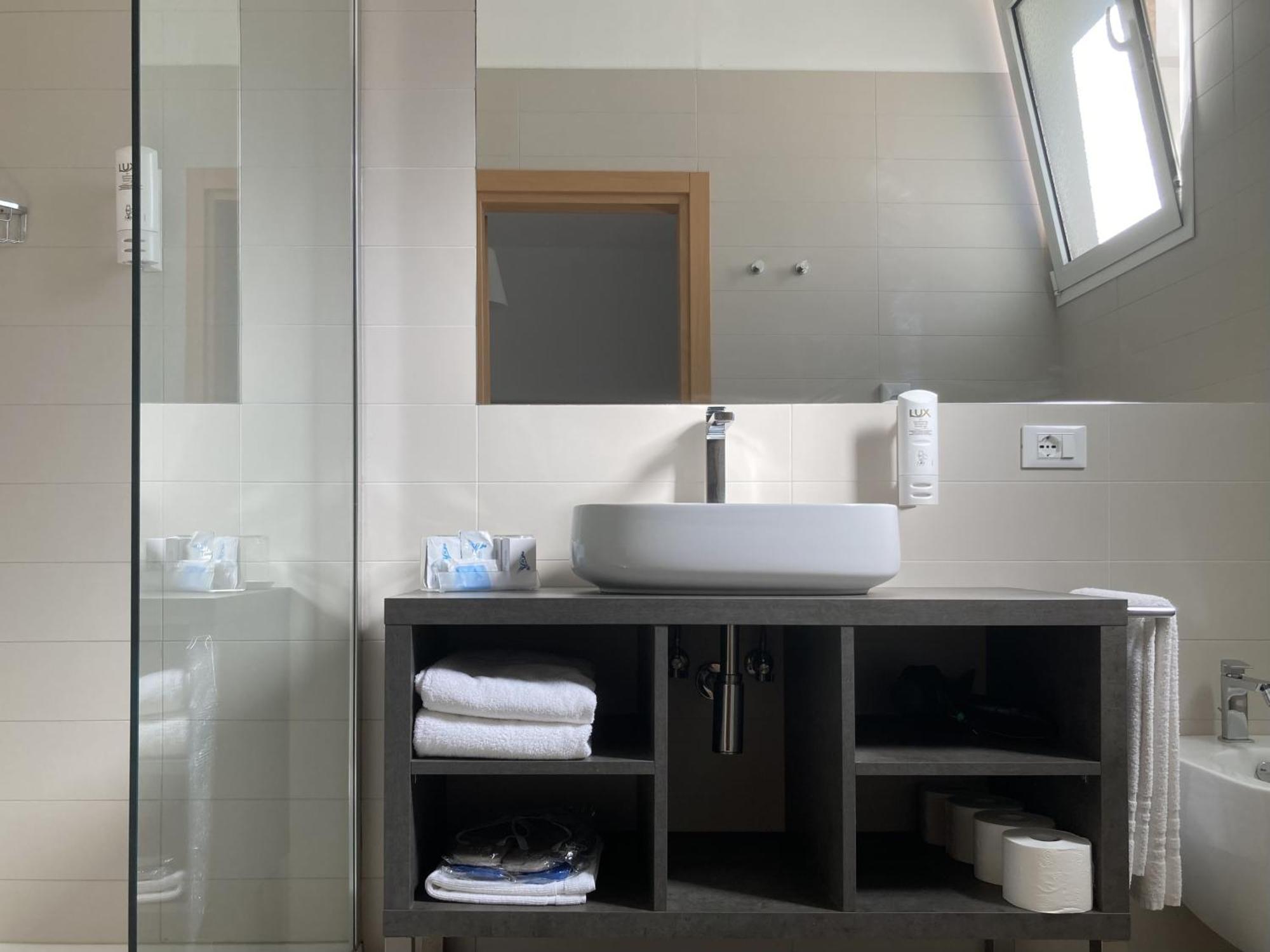 Deluxe Room,1498831141:JPEG