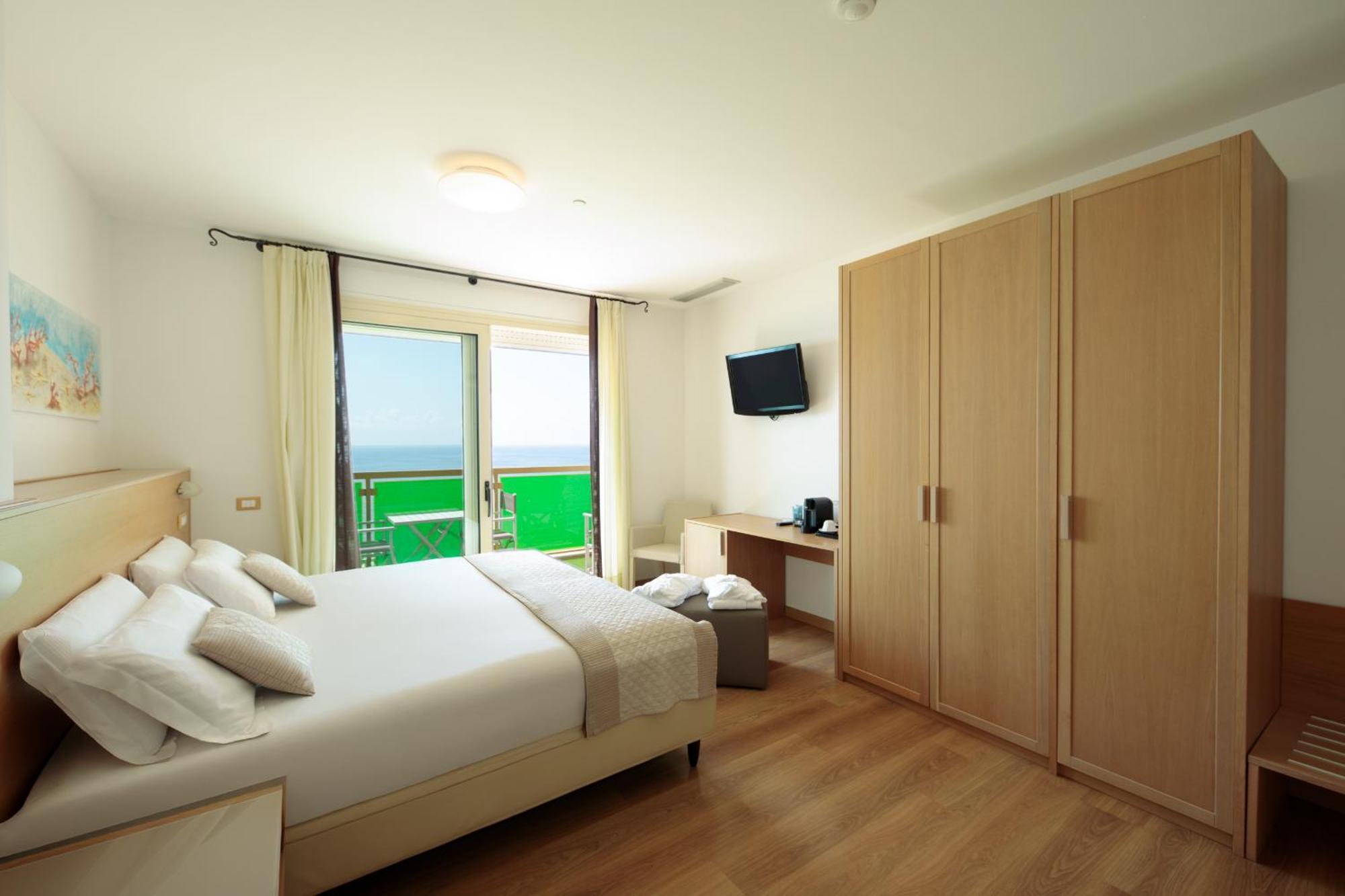 Habitación Doble Superior con vistas frontales al mar