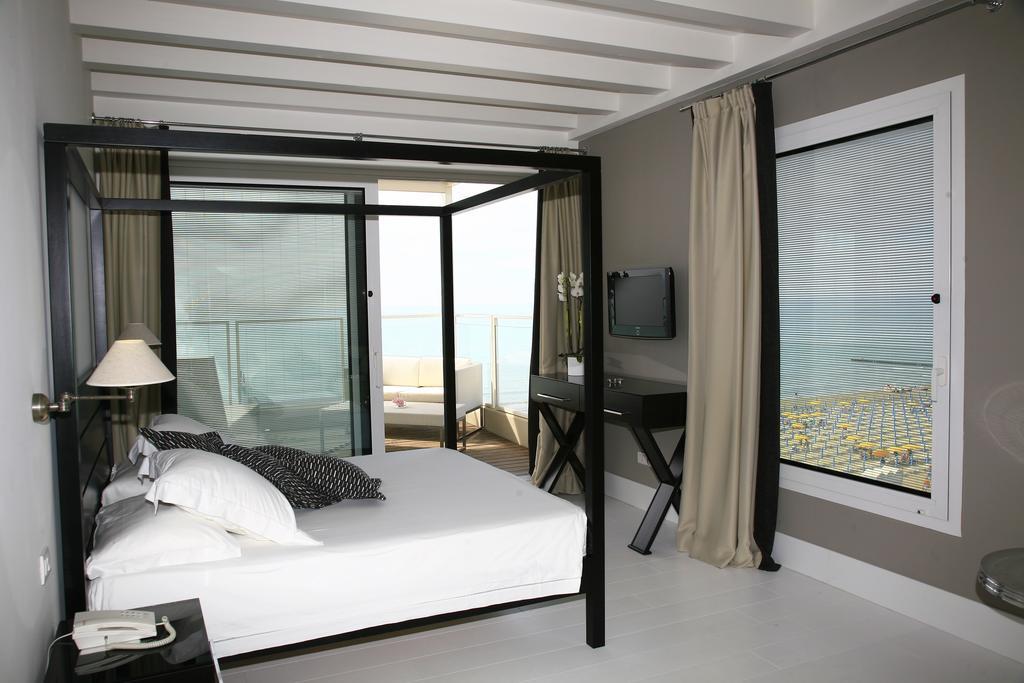 Deluxe Double Room with Terrace and Front Sea View
